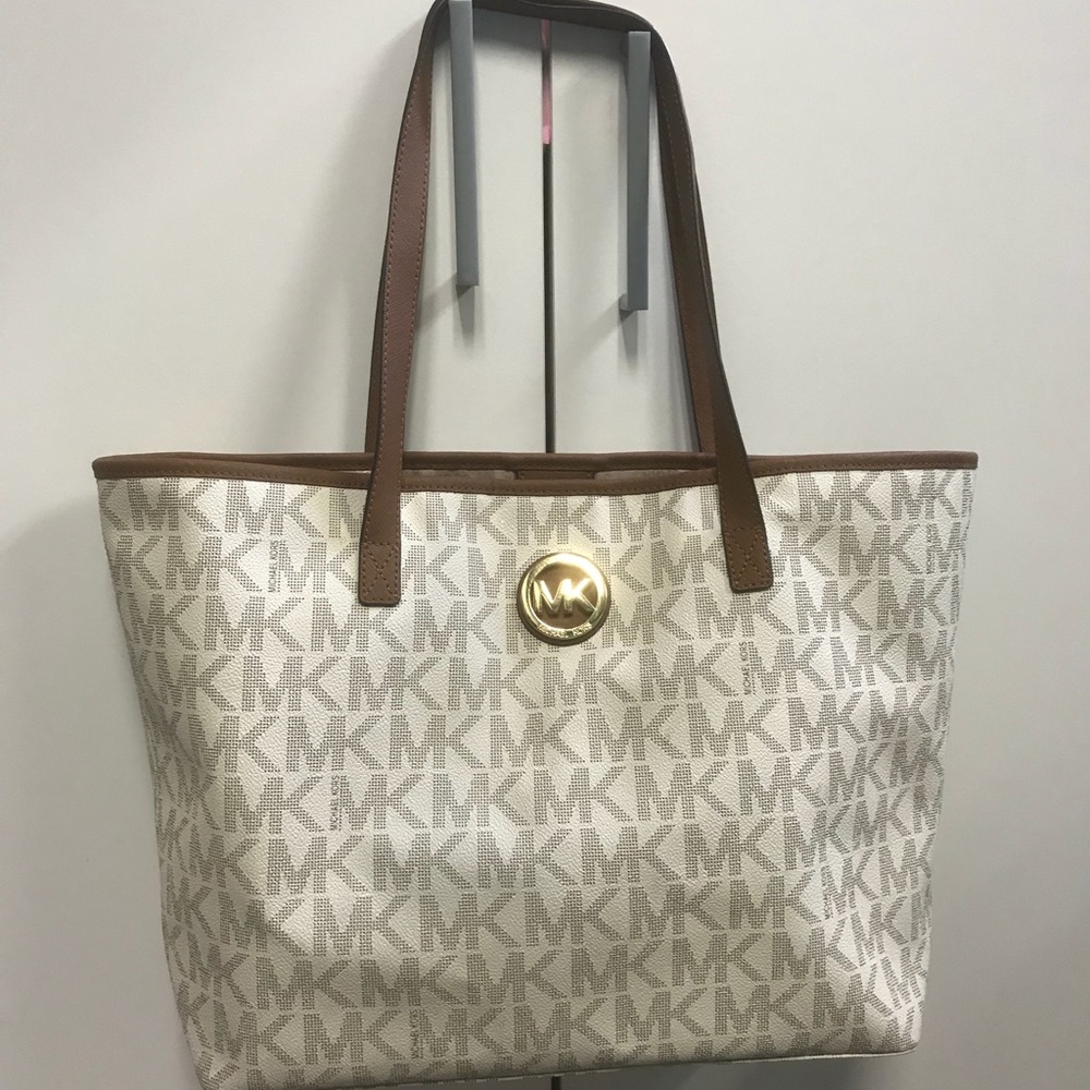 Excellent condition Michael Kors Jet Set Tote !